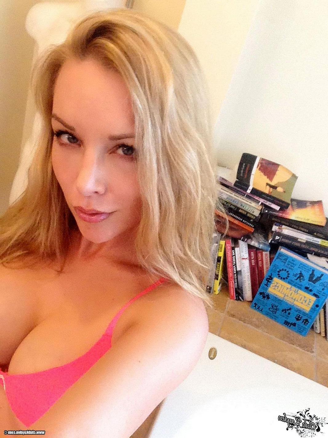 15P Kayden Kross shares some selfies she took while getting ready to go out