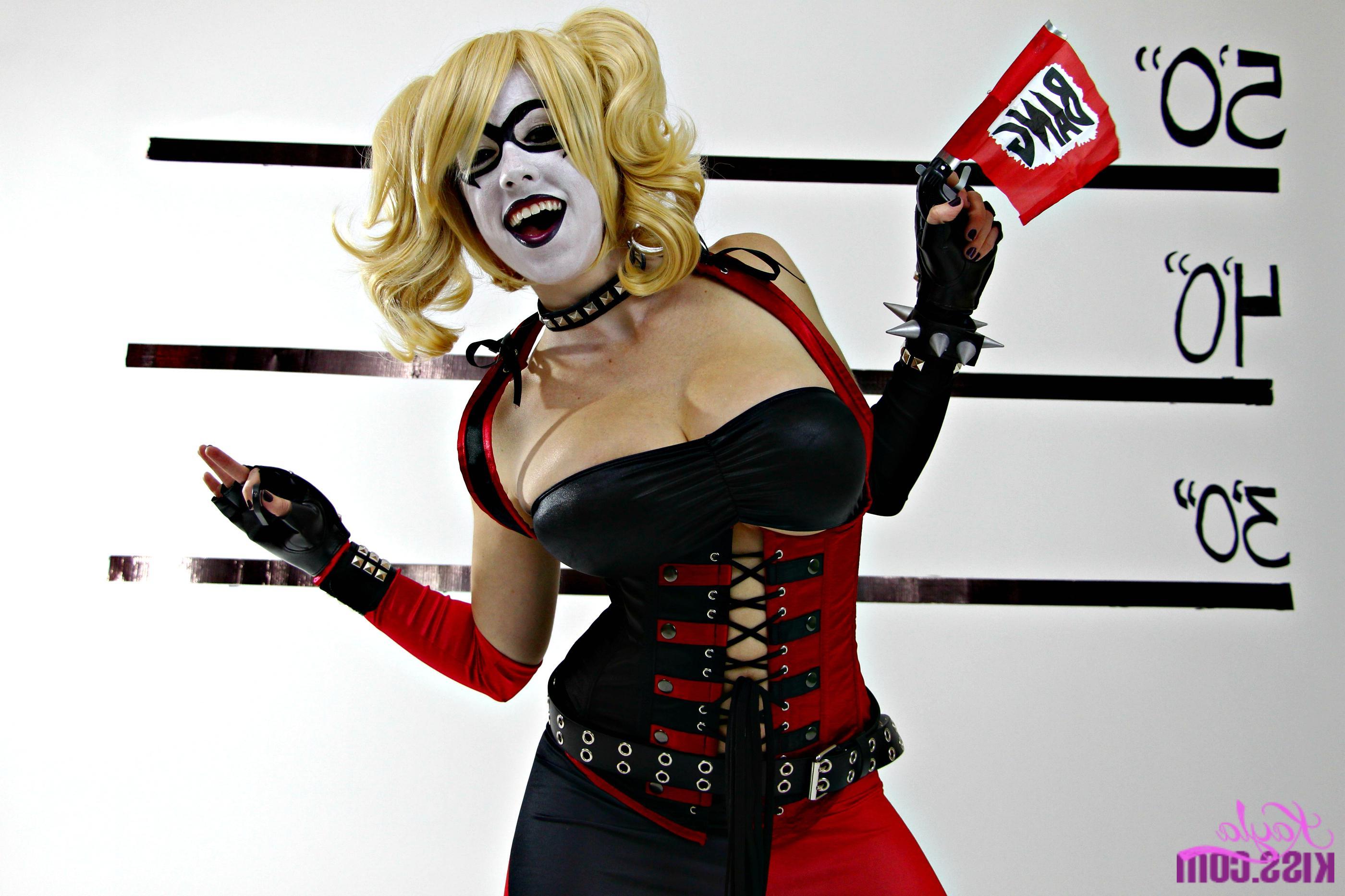 12P Busty hottie Kayla Kiss dresses up as Harley Quinn for you