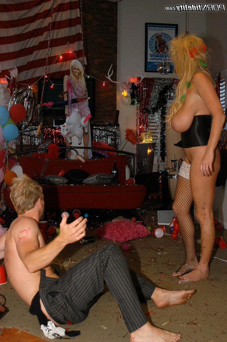 16P Lucky guy has a hot sex party with tons of gorgeous chicks