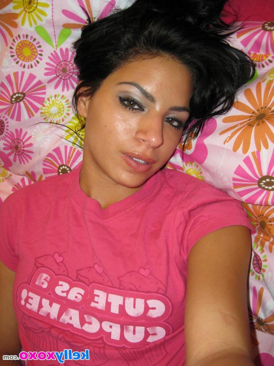 16P Kelly XoXo takes her own pics of her tits and pussy in bed