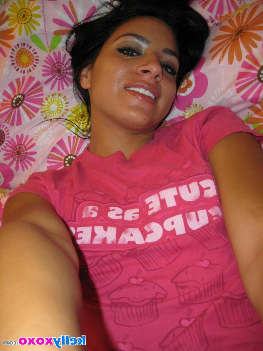 16P Kelly XoXo takes her own pics of her tits and pussy in bed