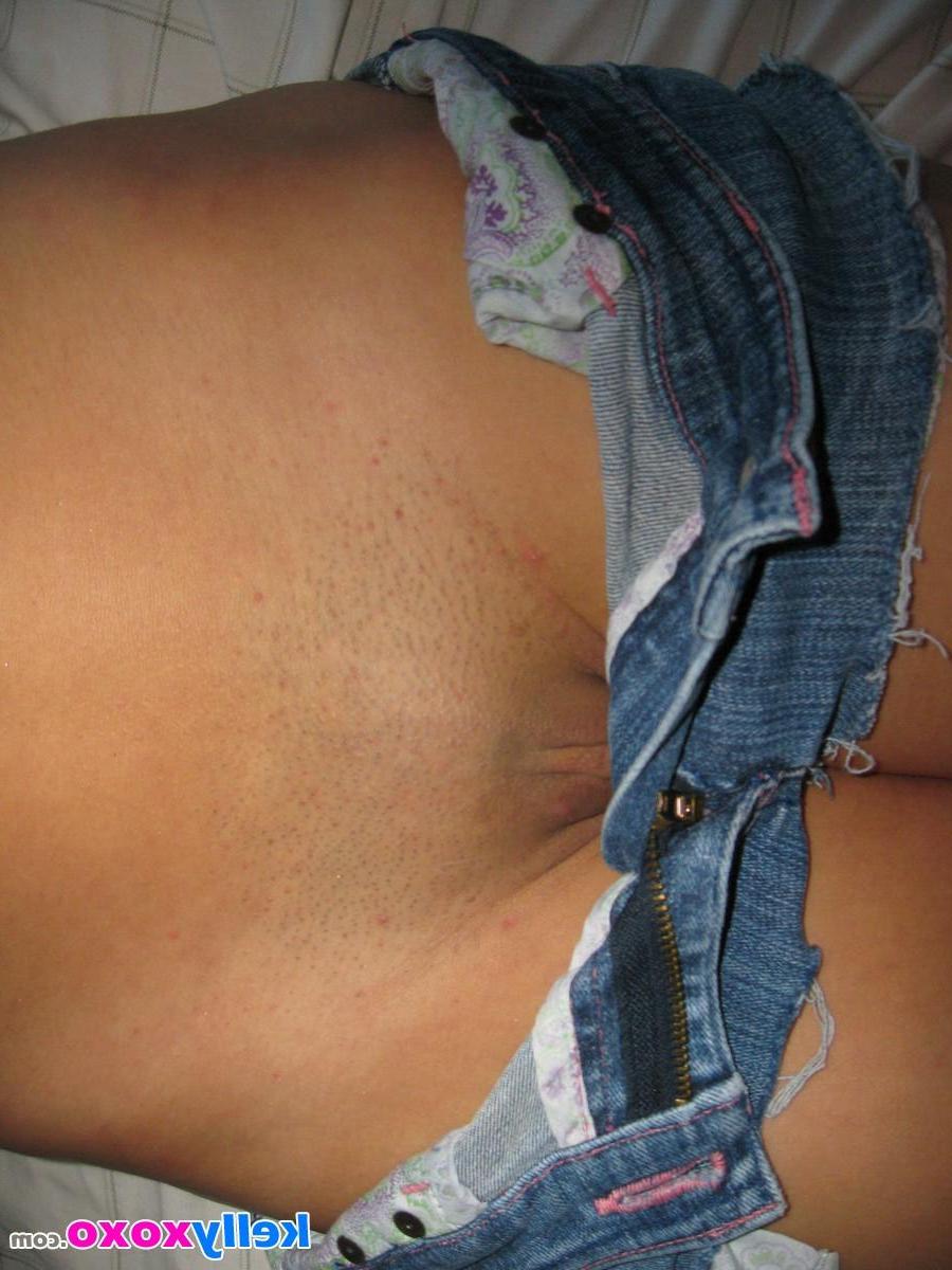 16P Kelly XoXo takes pics of her tits and ass for you