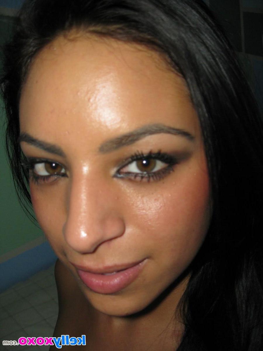 16P Kelly XoXo takes pics of her tits and ass for you