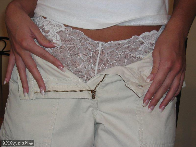 20P Pictures of Kelsey XXX getting naked for you