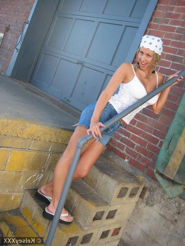 20P Pictures of teen Kelsey XXX showing off her long legs and busty tits
