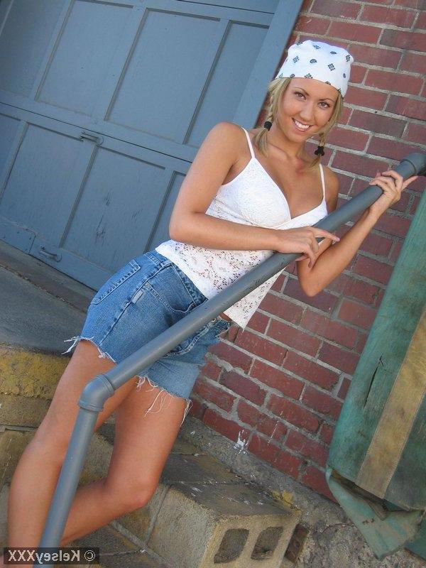 20P Pictures of teen Kelsey XXX showing off her long legs and busty tits
