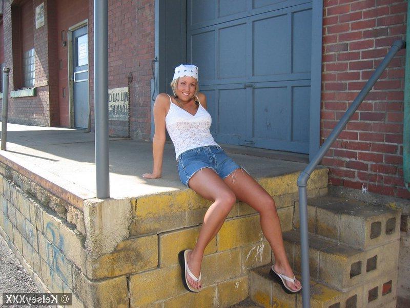 20P Pictures of teen Kelsey XXX showing off her long legs and busty tits