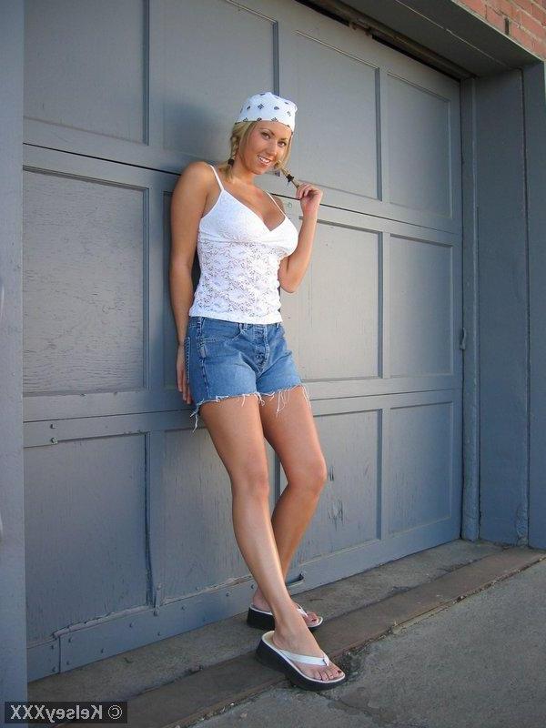 20P Pictures of teen Kelsey XXX showing off her long legs and busty tits