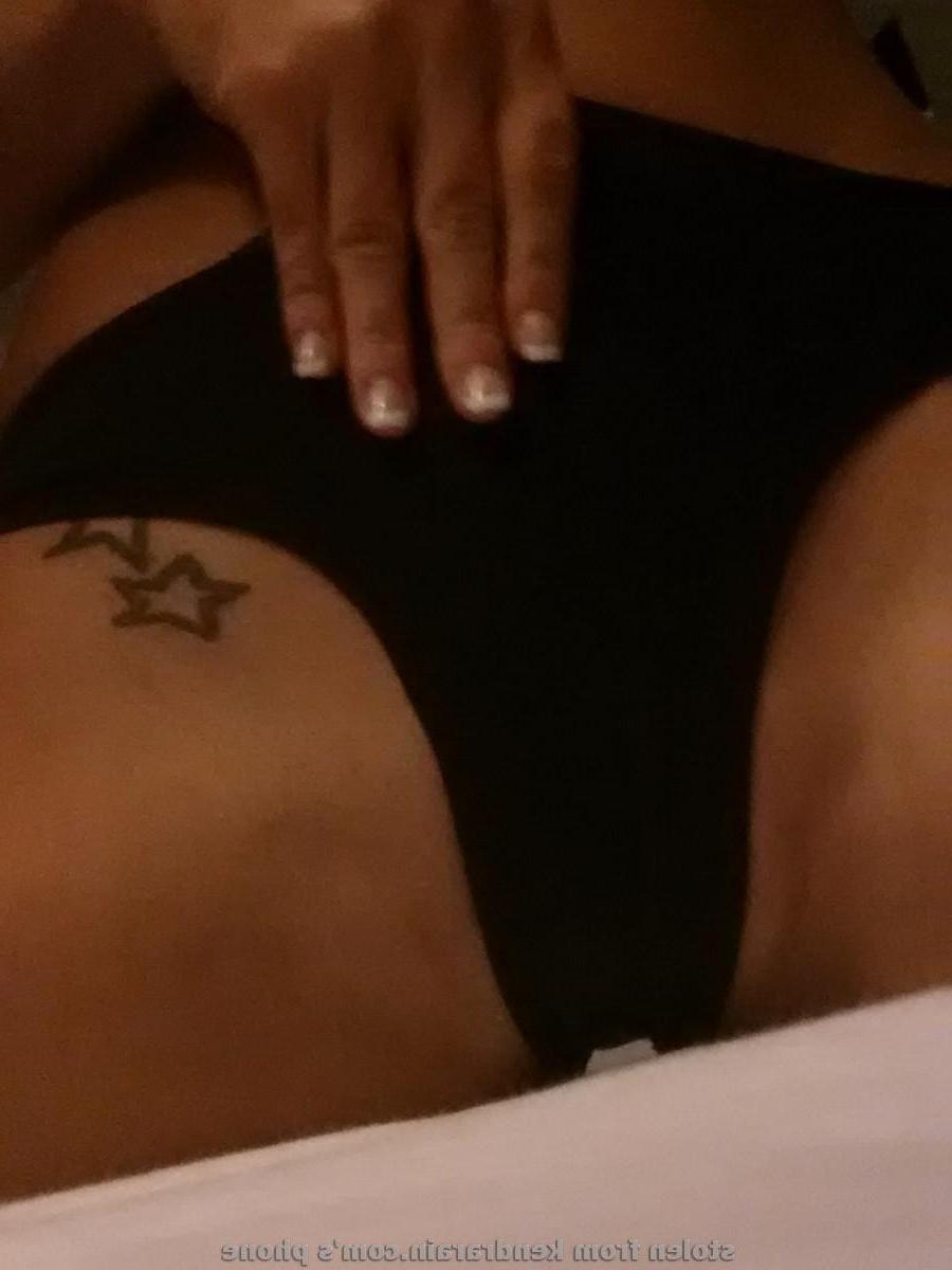 16P Pictures of Kendra Rain taking naughty pics of herself on her phone