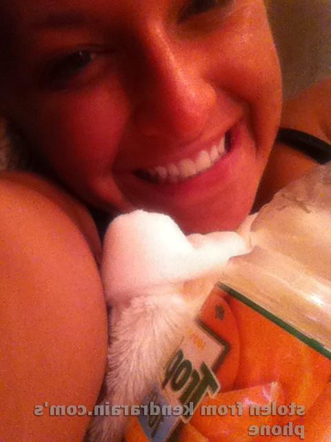 16P Pictures of Kendra Rain taking naughty pics of herself on her phone