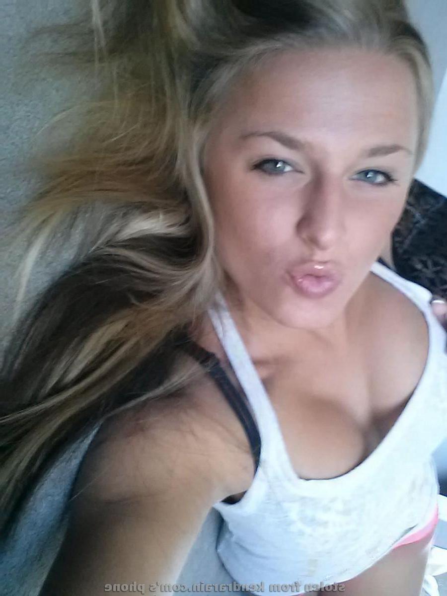 16P Pictures of Kendra Rain taking naughty pics of herself on her phone