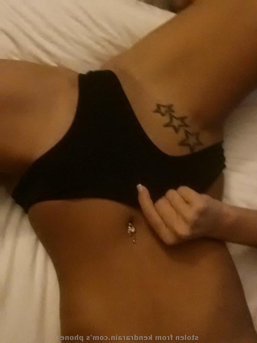 16P Pictures of Kendra Rain taking naughty pics of herself on her phone