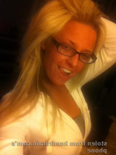 16P Pictures of Kendra Rain taking naughty pics of herself on her phone