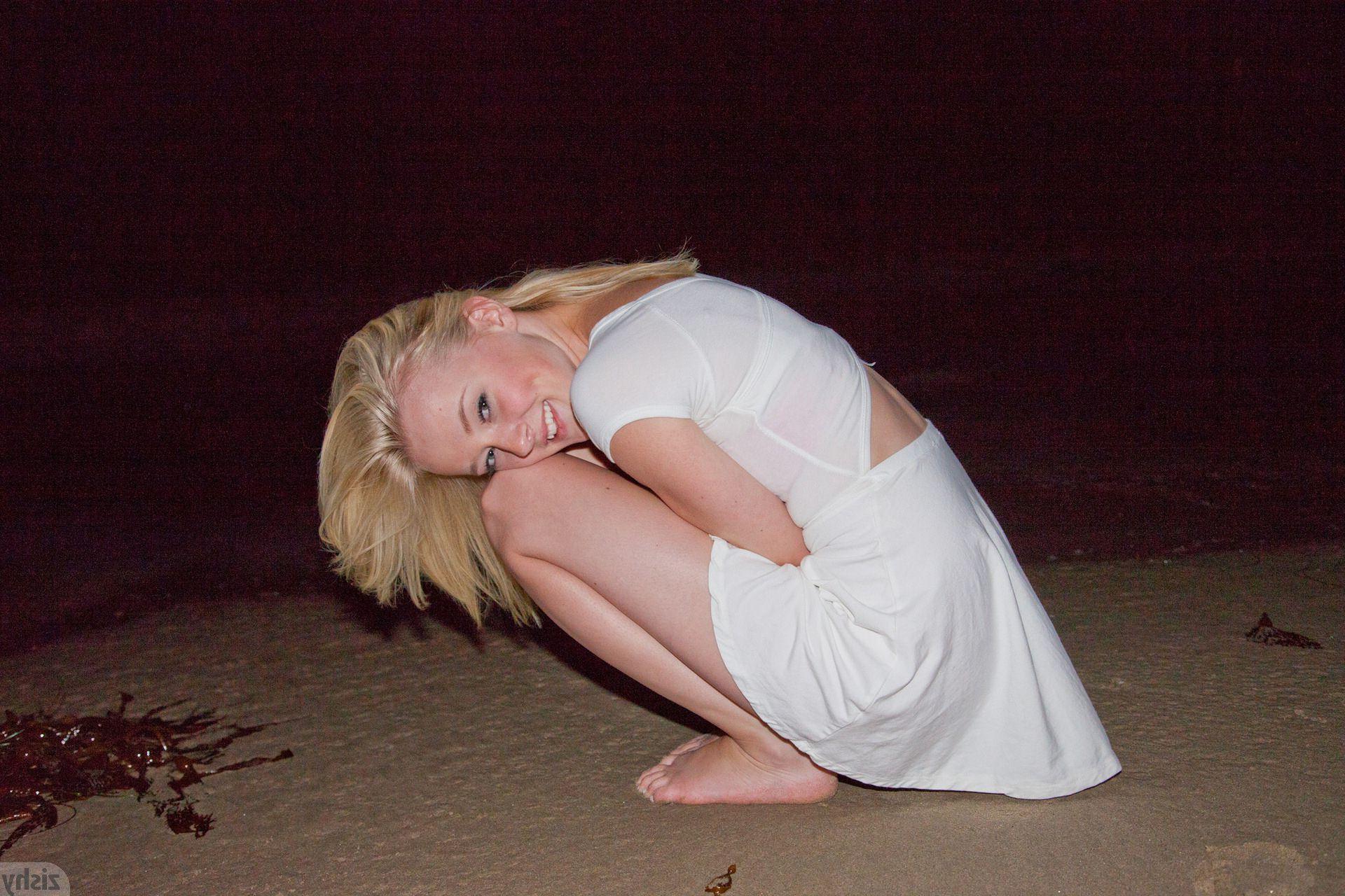 12P Blonde teen Kenze Thomas wants to have some fun at a beach after hours