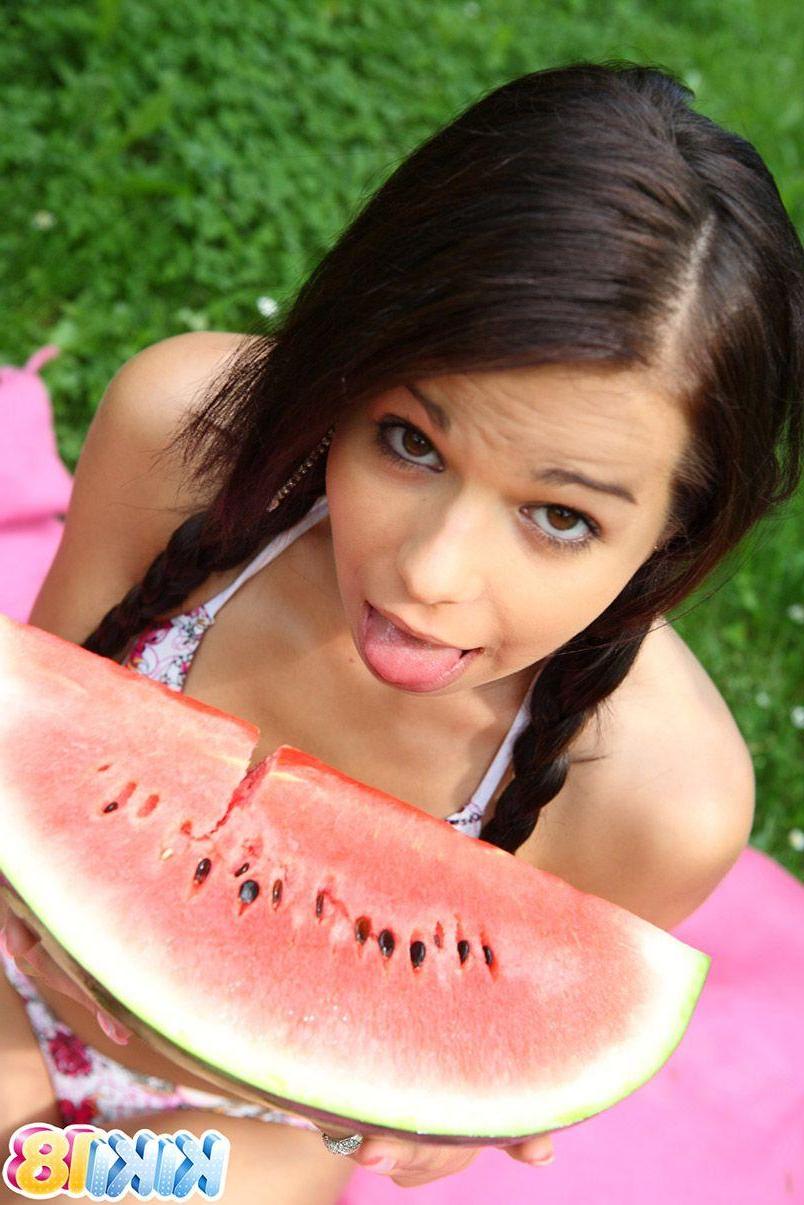 15P Pictures of Kiki 18 getting messy in the back yard