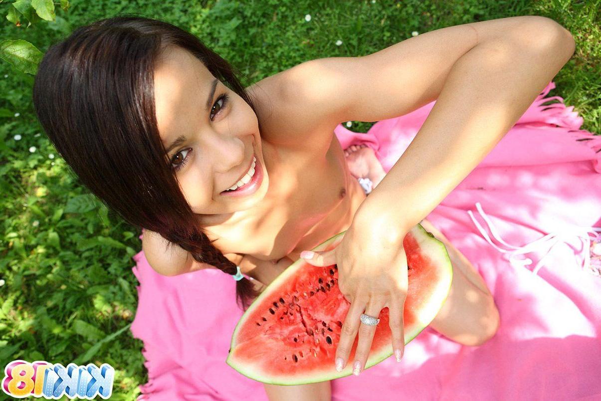 15P Pictures of Kiki 18 getting messy in the back yard