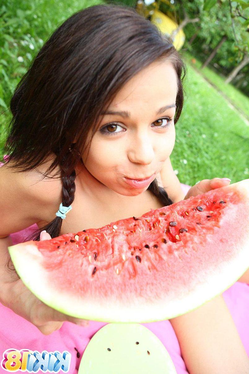 15P Pictures of teen girl Kiki 18 getting naughty with her watermelon