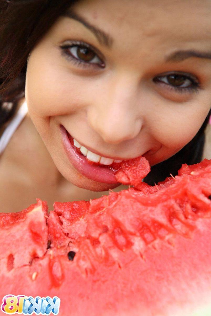 15P Pictures of teen girl Kiki 18 getting naughty with her watermelon
