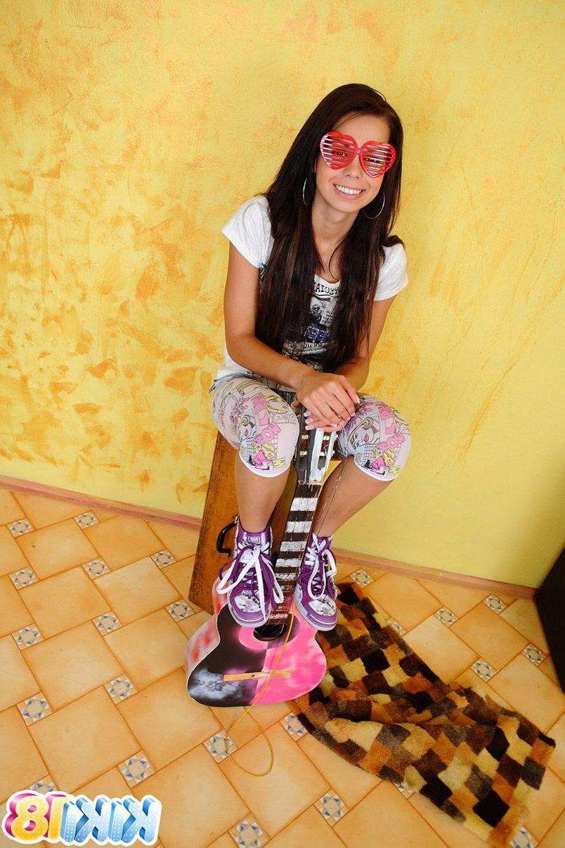 15P Pictures of teen Kiki 18 stroking something hard