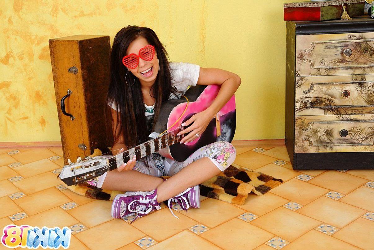 15P Pictures of teen star Kiki 18 playing with something hard