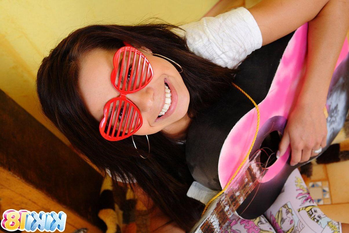 15P Pictures of teen star Kiki 18 playing with something hard