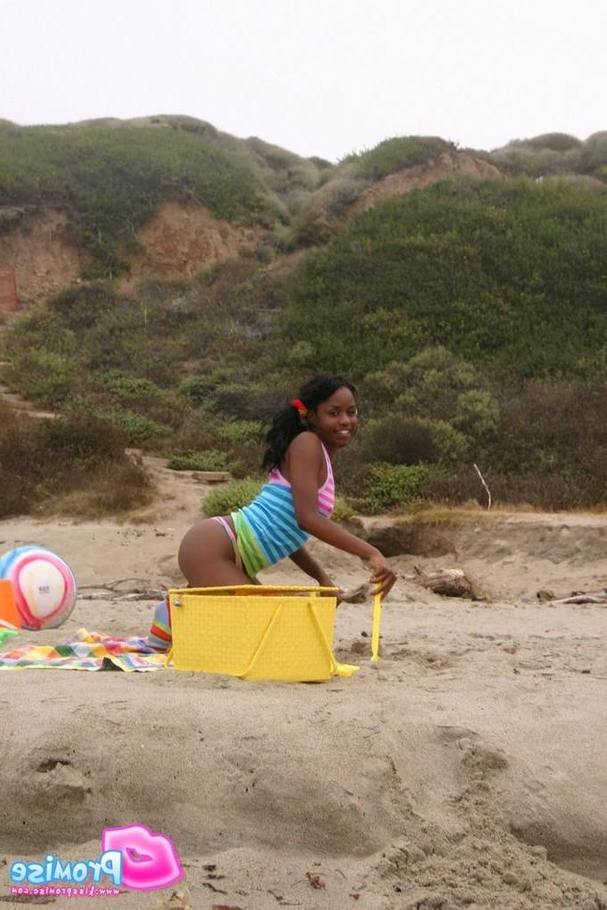 19P Pictures of ebony teen Kiss Promise flashing on a beach
