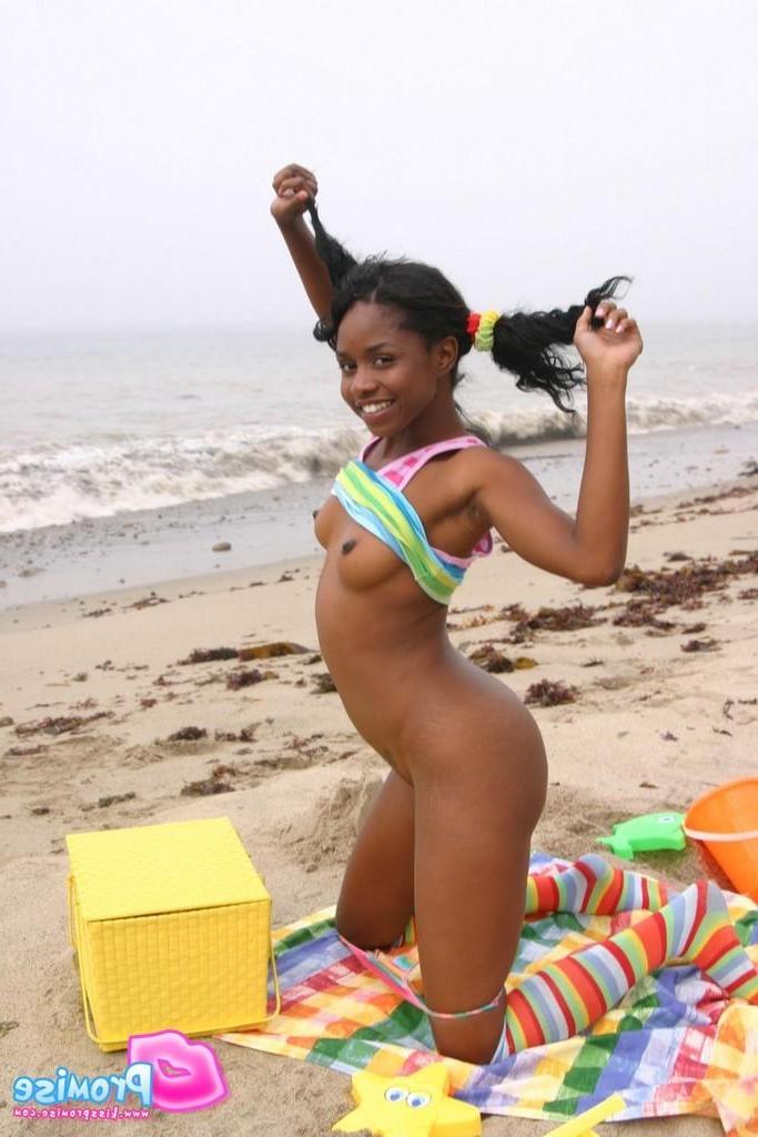 19P Pictures of ebony teen Kiss Promise flashing on a beach