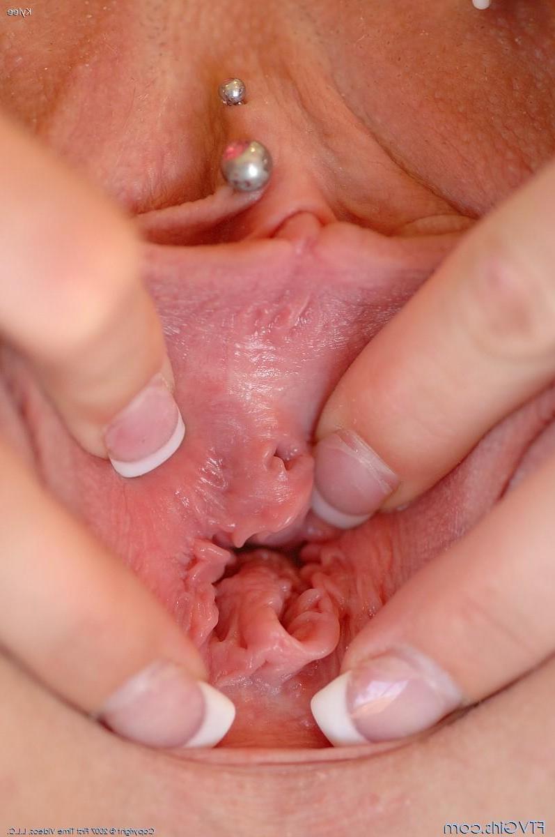 20P Pictures of a blonde teen spreading her pussy wide open