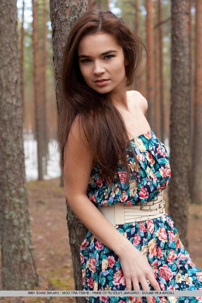 18P Pictures of teen beauty Lachia A getting naked in the woods