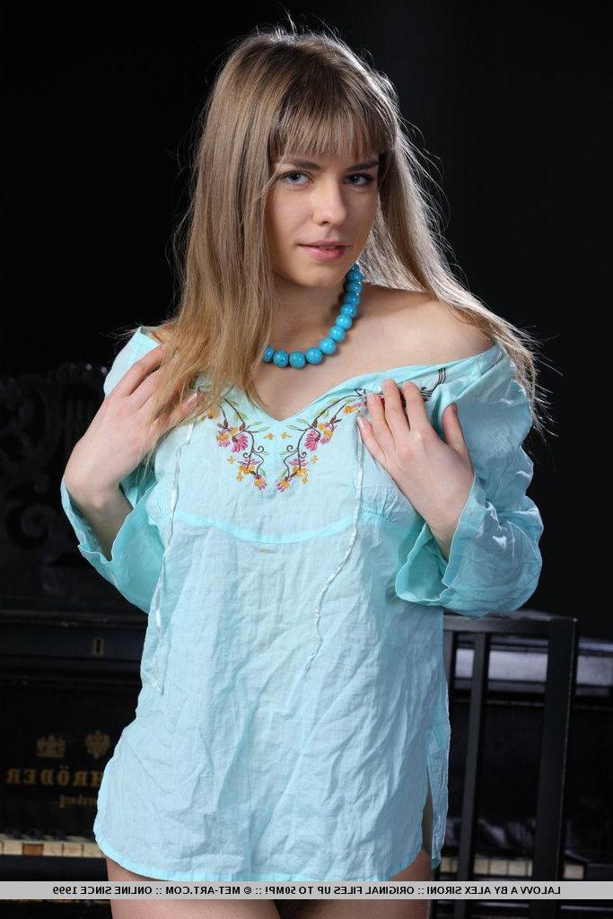 18P Pictures of teen beauty Lalovv A showing her naked body