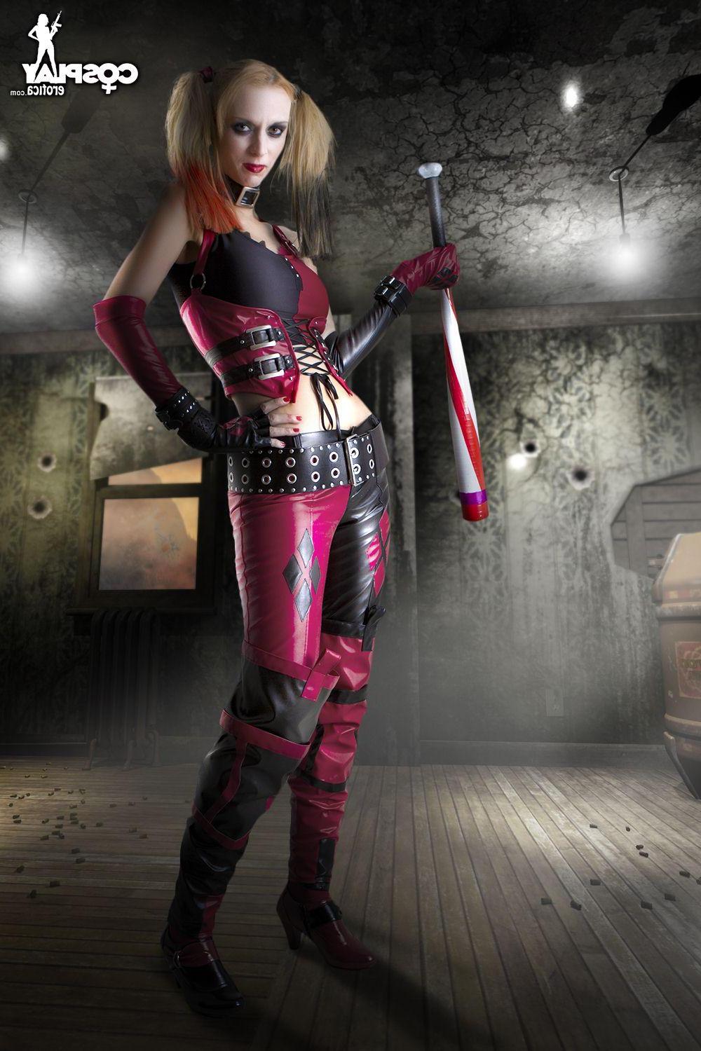 16P Pictures of sexy cosplayer Lana dressed as Harley Quinn from Arkham City