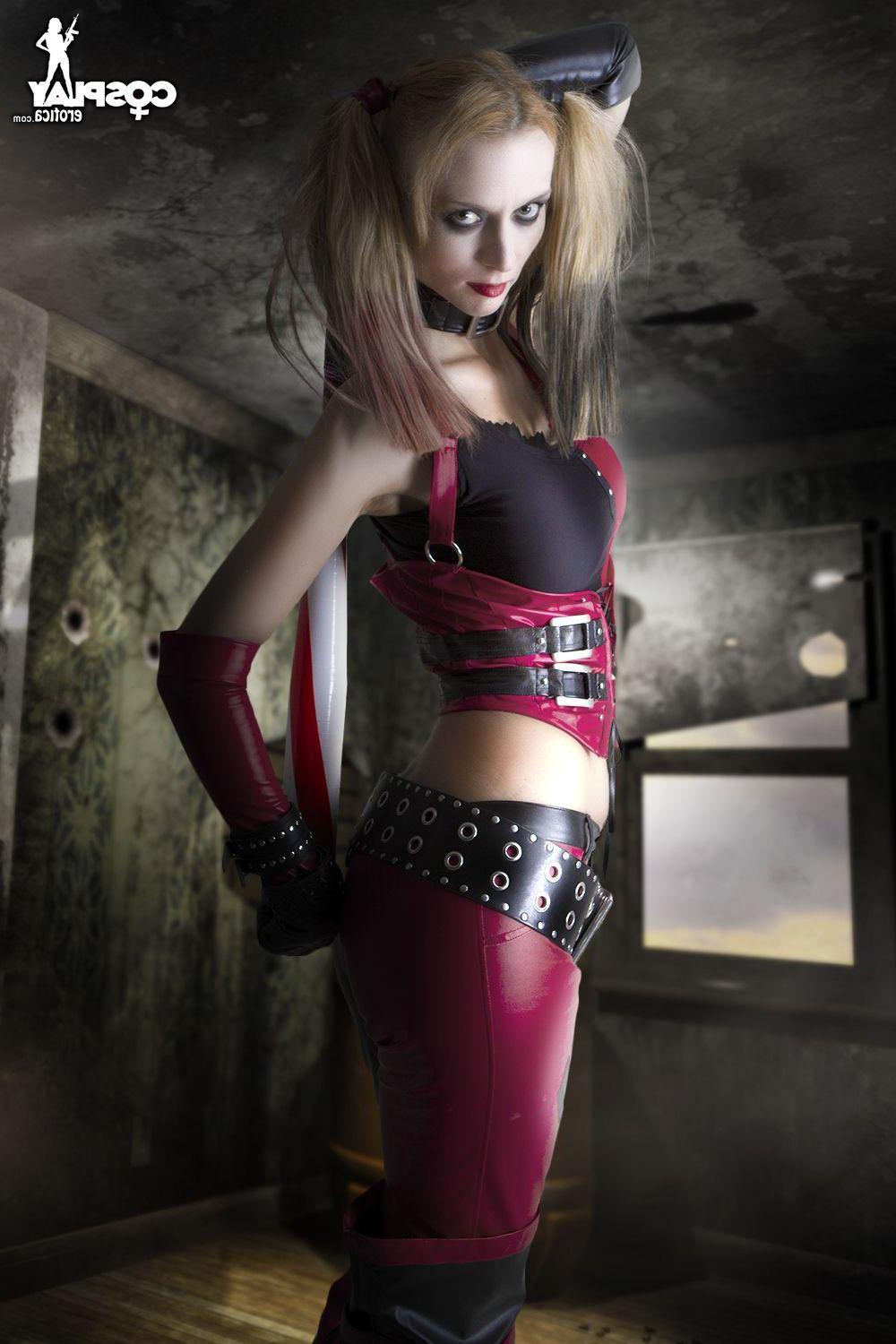 16P Pictures of sexy cosplayer Lana dressed as Harley Quinn from Arkham City