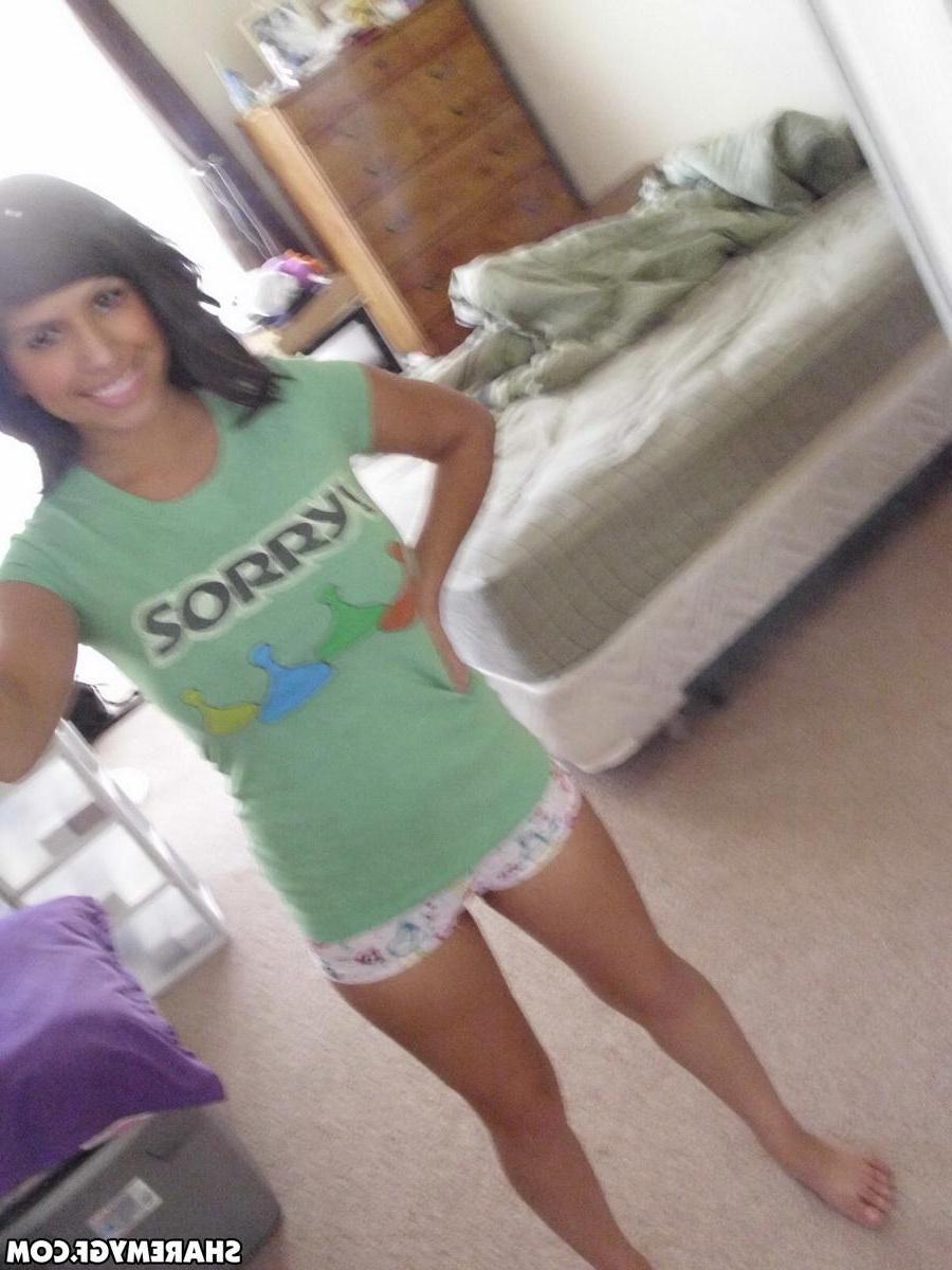 20P Busty girl Layla Rose takes pics of her hot body