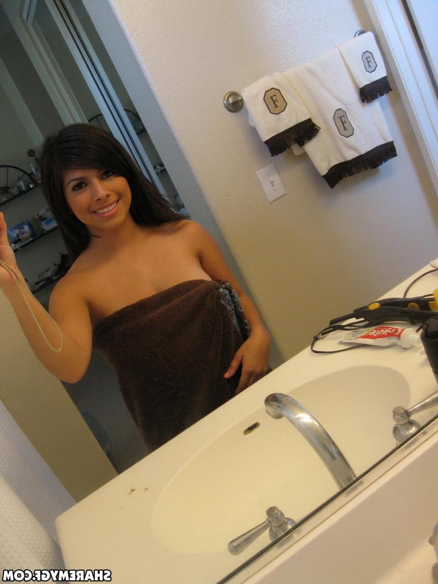 20P Busty latina Layla Rose takes some selfies of her big boobs