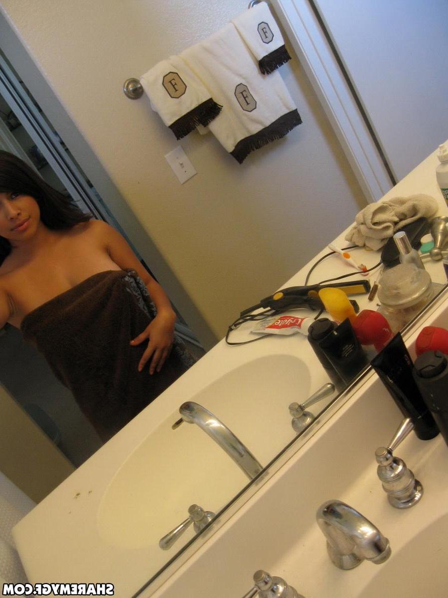 20P Busty latina Layla Rose takes some selfies of her big boobs