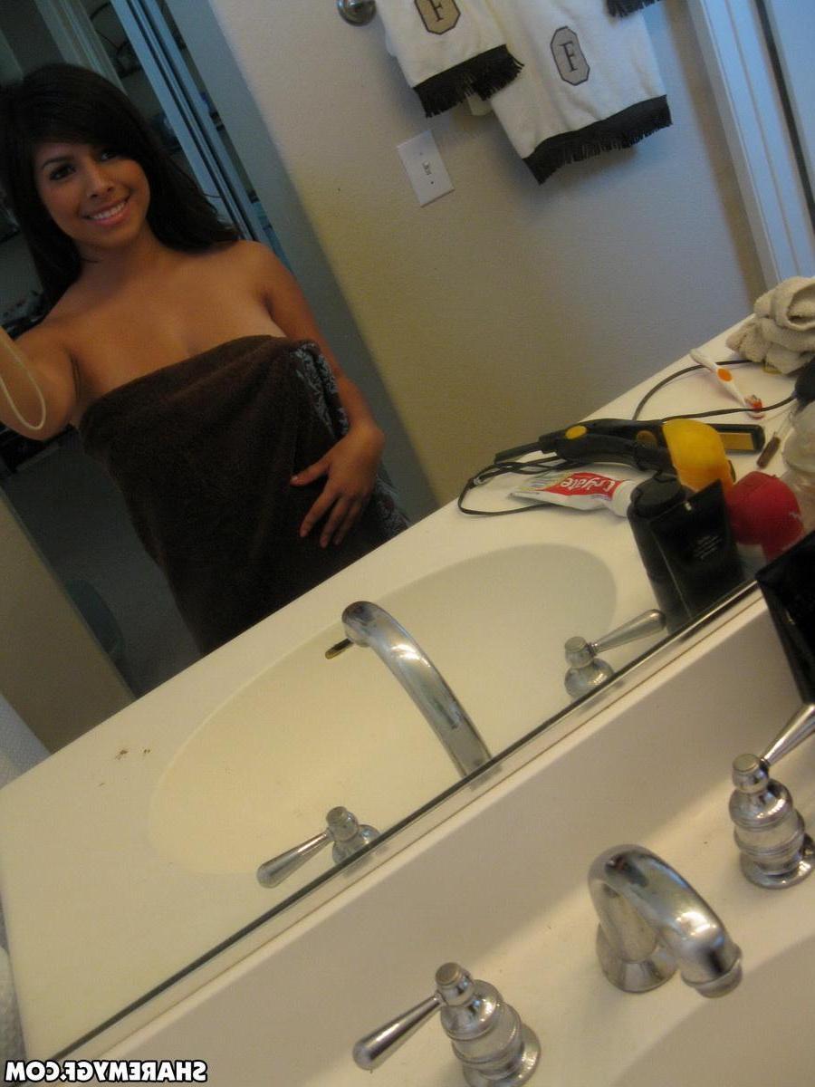 20P Busty latina Layla Rose takes some selfies of her big boobs