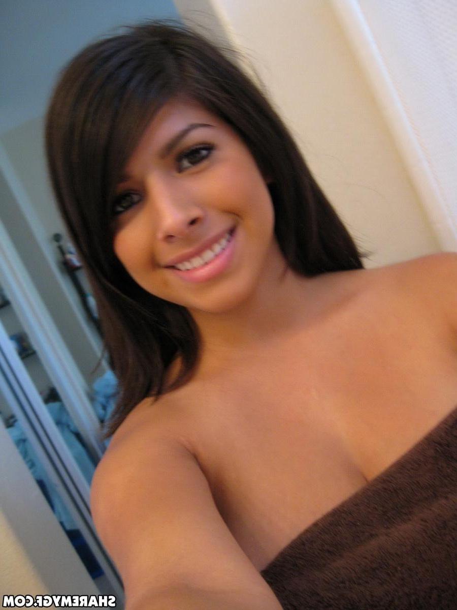 20P Busty latina Layla Rose takes some selfies of her big boobs