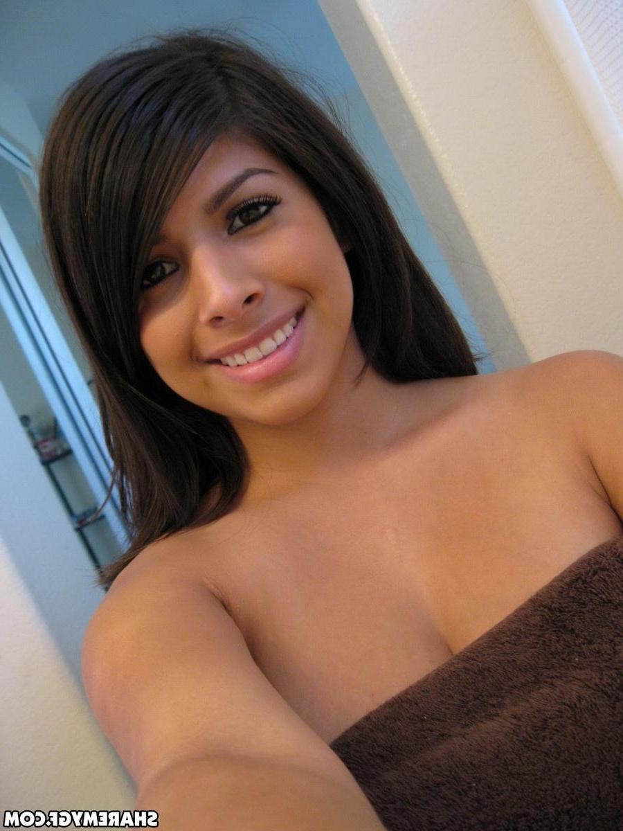 20P Busty latina Layla Rose takes some selfies of her big boobs