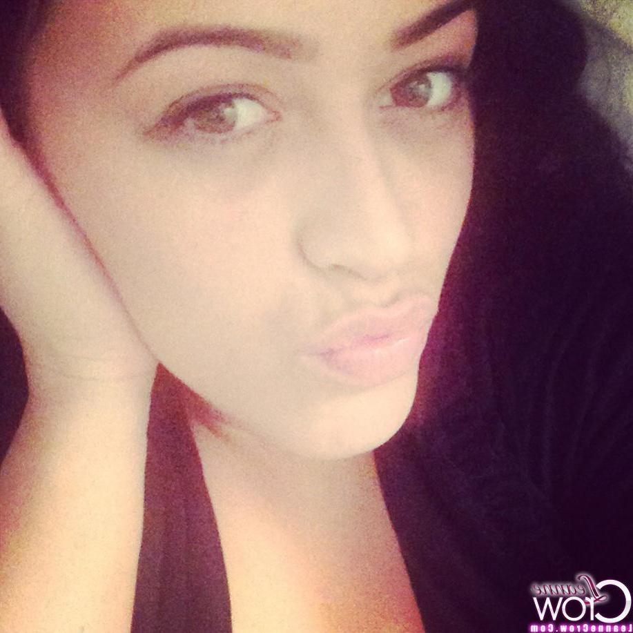 15P Leanne Crow shares some selfies of her enormous jugs