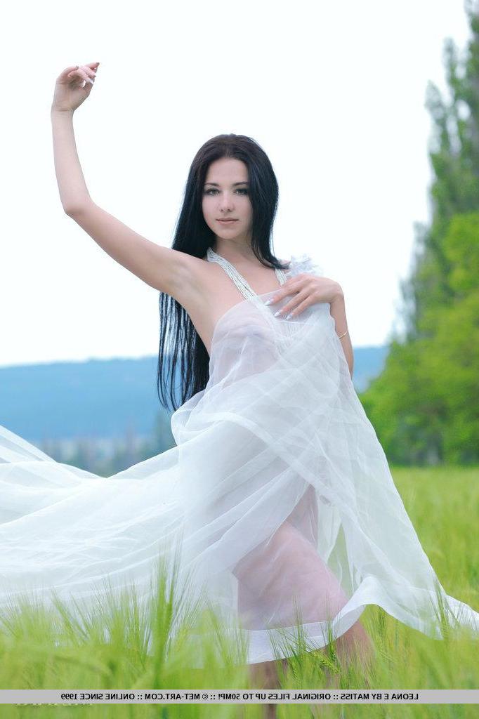 18P Pictures of teen beauty Leona E displaying her perfect body outside