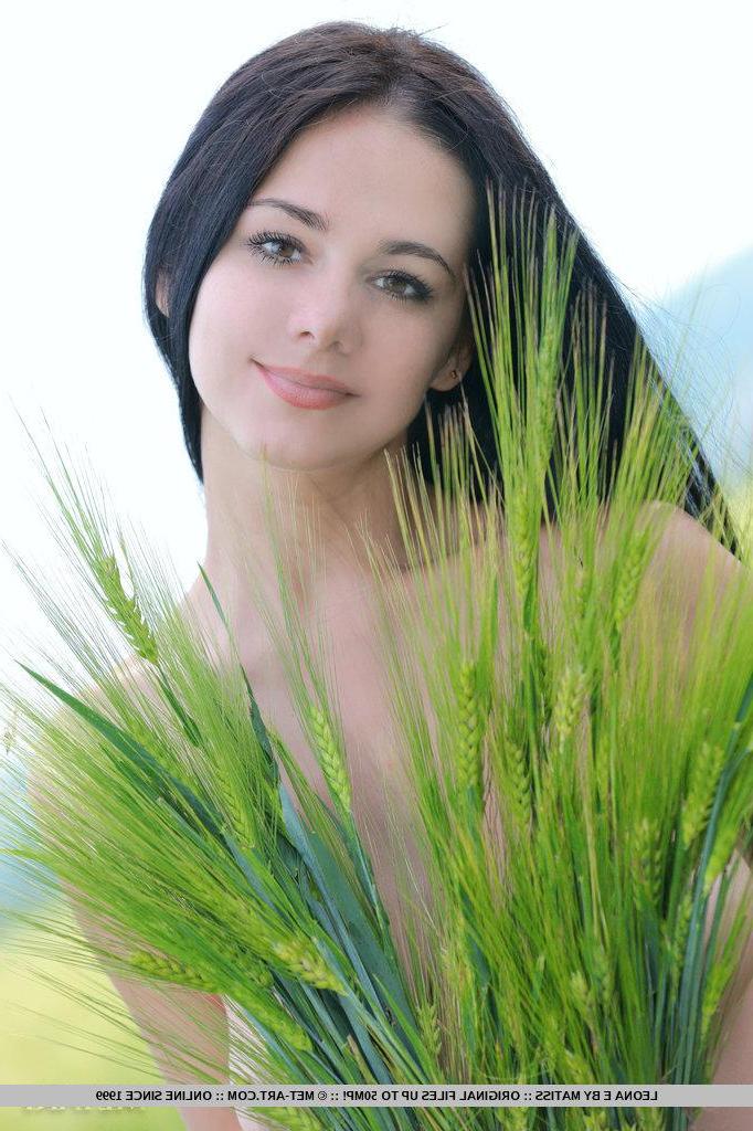 18P Pictures of teen beauty Leona E displaying her perfect body outside