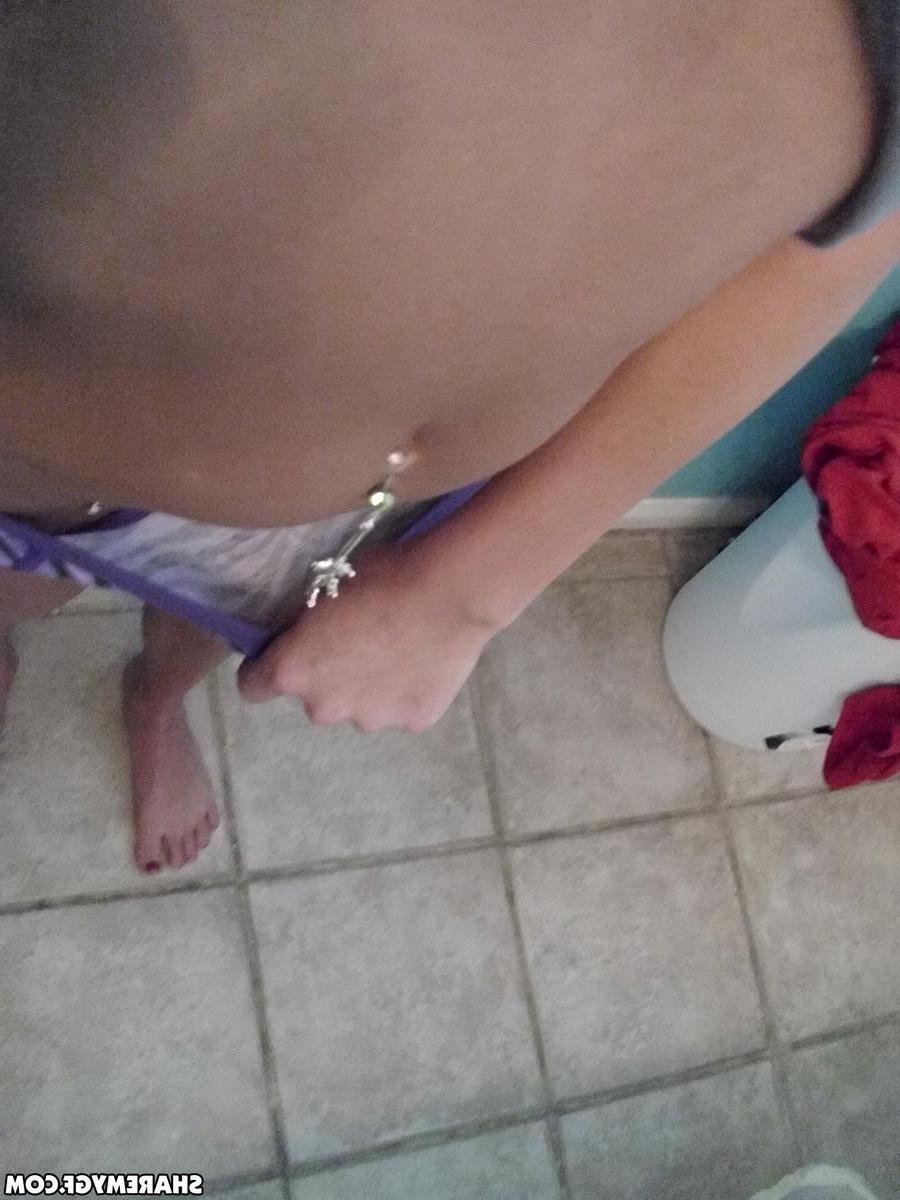 20P Blonde hottie Lexi takes pics of her body just for you