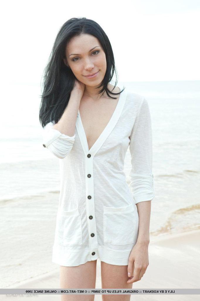 18P Pictures of gorgeous beauty Lily E getting her pussy all wet on the beach