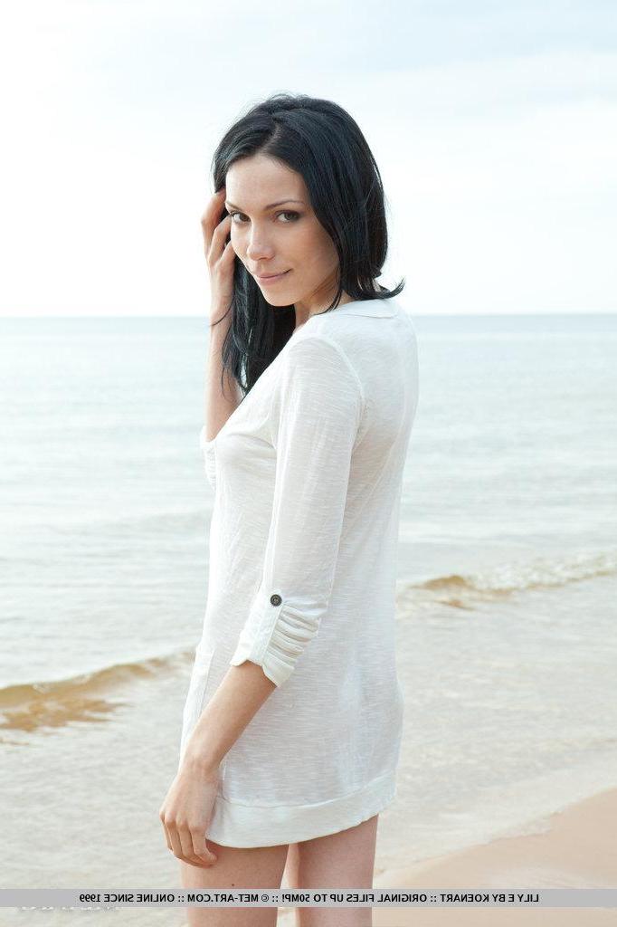 18P Pictures of gorgeous beauty Lily E getting her pussy all wet on the beach