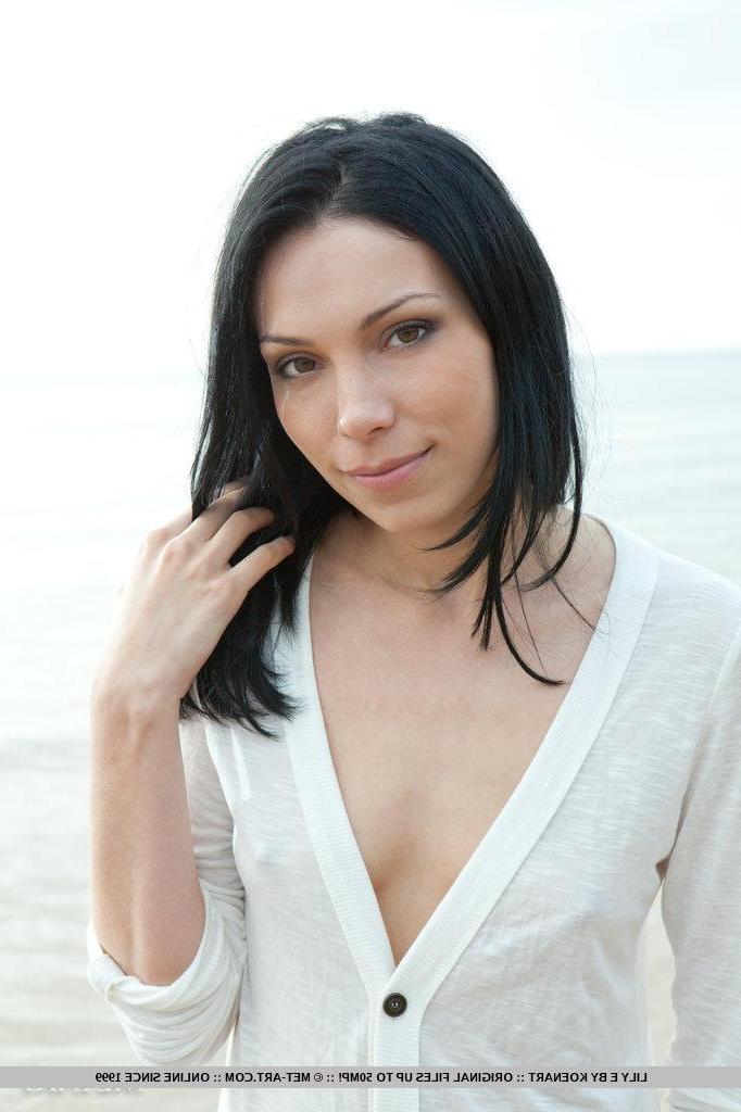 18P Pictures of gorgeous beauty Lily E getting her pussy all wet on the beach
