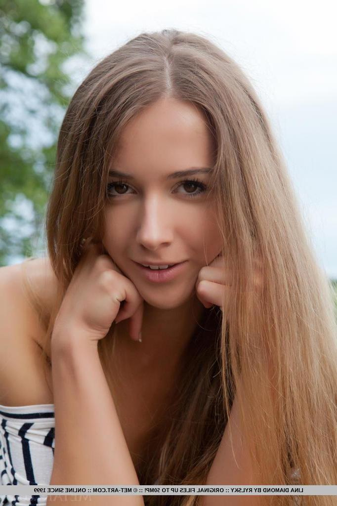 18P Lina Diamond gets totally naked by the lake and goes skinny dipping