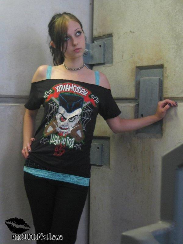 20P Pictures of teen Liz Vicious toying her hot wet pussy