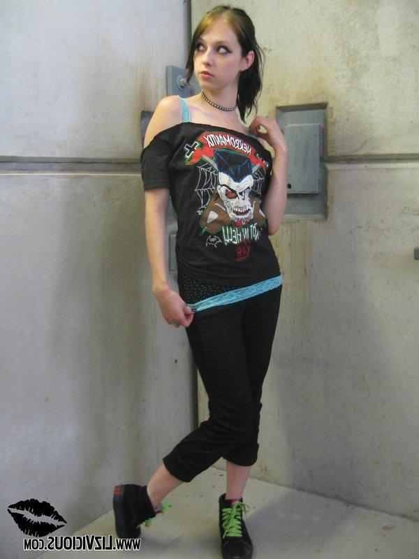 20P Pictures of teen Liz Vicious toying her hot wet pussy