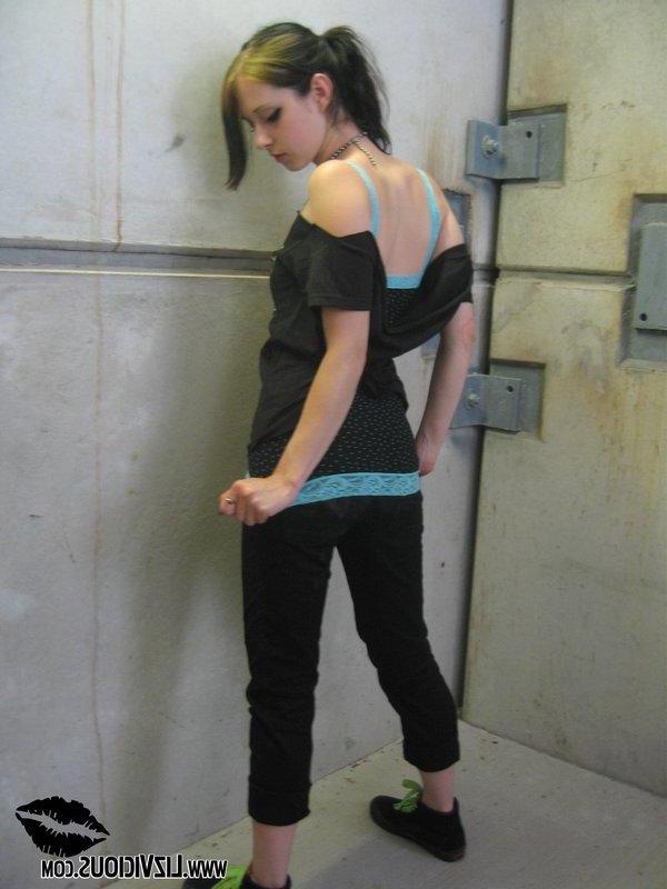 20P Pictures of teen Liz Vicious toying her hot wet pussy