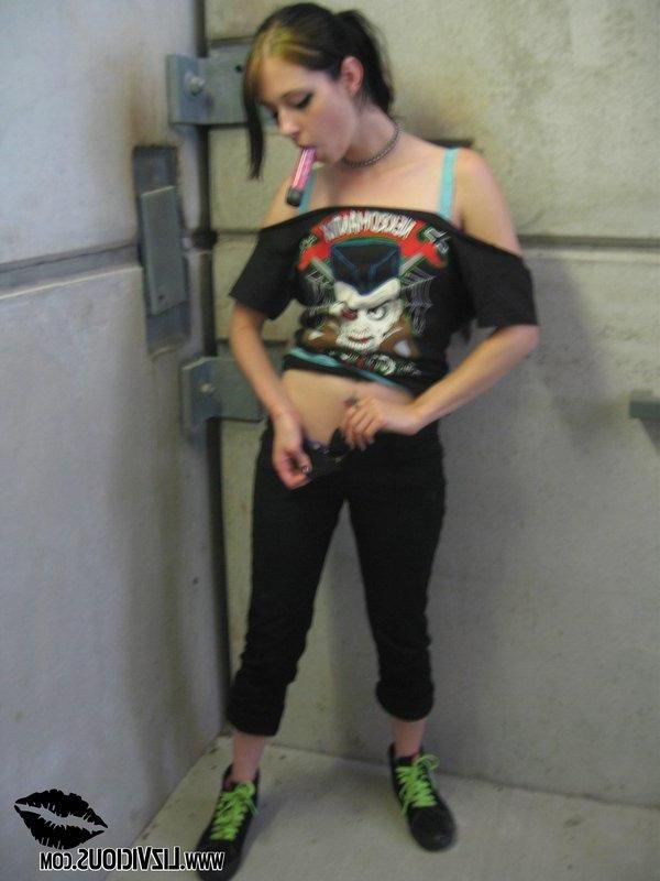 20P Pictures of teen Liz Vicious toying her hot wet pussy